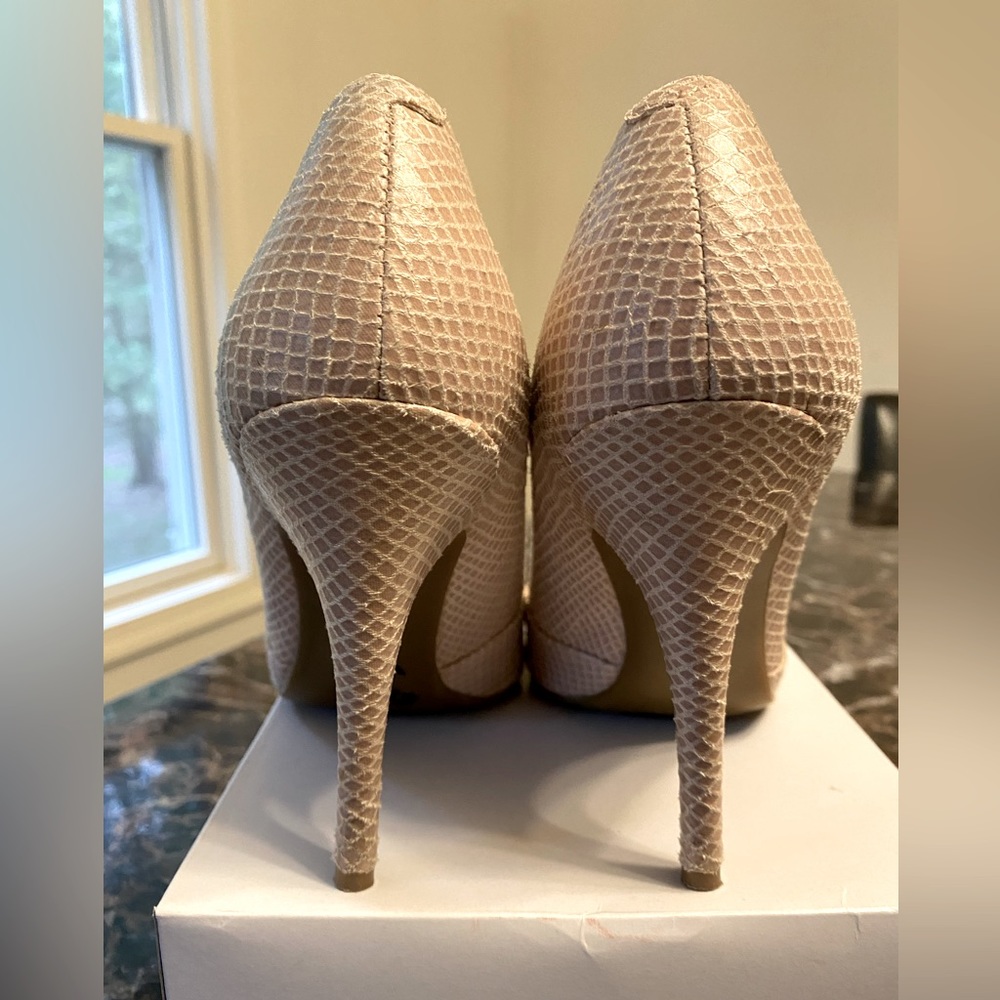 GUESS WOMEN’S POINTED TOE CLASSIC PUMP. - Picture 4 of 13